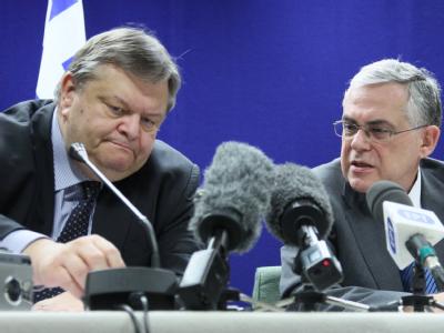 Staatsbankrott vorerst abgewendet: Griechenlands Finanzminister Venizelos und Ministerpräsident Papademos beim Euro-Finanzminister-Treffen. Foto: Oliver Hoslet Venizelos und Papademos