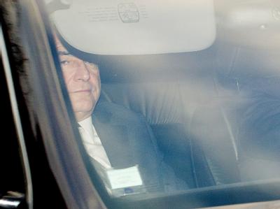 Der frühere IWF-Chef Strauss-Kahn fährt zur Vernehmung in einer Callgirl-Affäre bei der Polizei in Lille vor. Foto: Julien Warnand Dominique Strauss-Kahn