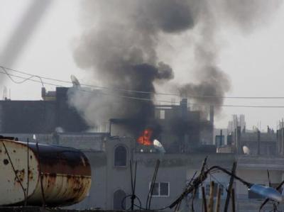 Ein brennendes Haus in der umkämpften Stadt Homs. Foto: Local Coordination Committes LCC Homs
