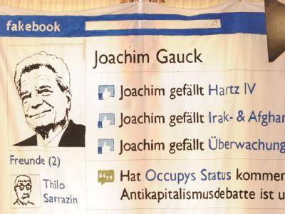 Ein Transparent mit einer gefälschten Facebook-Seite von Joachim Gauck ist am Mittwoch bei der Veranstaltung der Linken in Tiefenbach (Niederbayern) zu sehen. Foto: Marc Müller Politischer Aschermittwoch - Die Linke