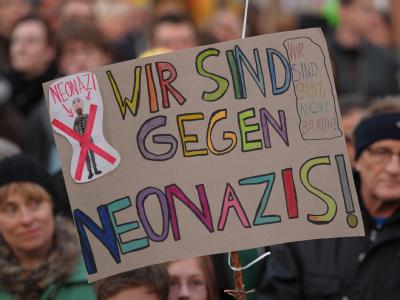 Das Netzwerk Bunter Landkreis Deggendorf richtet sich mit einer Demonstration gegen eine Veranstaltung der NPD zum politischen Aschermittwoch in einem Gasthof in Deggendorf. Foto: David Ebener Protest gegen NPD-Versammlung