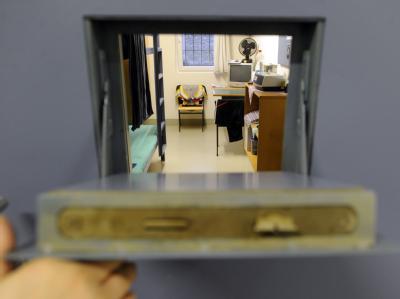 Foto vom 22.11.2010 zeigt eine Zelle in der Therapie-Abteilung für Gewalttäter in der JVA Bruchsal. In dem Gefängnis werden bereits seit 2004 Sexualstraftäter behandelt. Foto: Uli Deck JVA Bruchsal