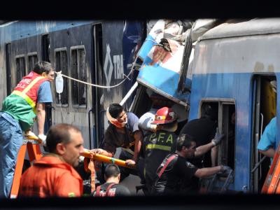 Chaos in einem Bahnhof in Buenos Aires. Ein Regionalzug fuhr offenbar mit defekten Bremsen aufs Gleis ein. Erst ein Prellbock brachte ihn zum Stehen. Hunderte Passagiere wurden verletzt. Foto: Martin Quintana Zugunglück