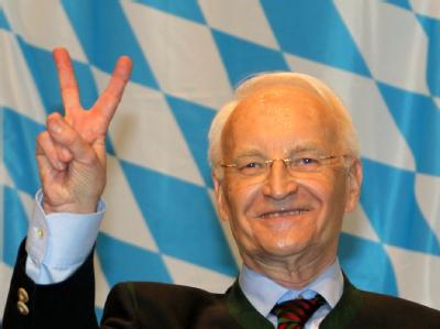 Für das Publikum in der Passauer Dreiländerhalle ist Edmund Stoiber nach wie vor der unerreichte Aschermittwochs-Held. Foto: Stephan Jansen Edmund Stoiber