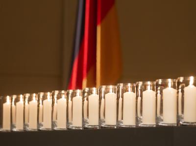 Zehn Kerzen für die Toten der Neonazi-Mordserie, eine für weitere, ungezählte und vielleicht unbekannte Opfer rechter Gewalt. Foto: Michael Kappeler Kerzen für die Opfer