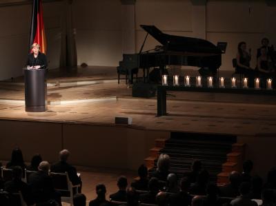 «Schande für Deutschland» nennt Kanzlerin Merkel die Taten der Neonazi-Zelle. Foto: Wolfgang Kumm Merkel