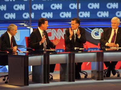 Ron Paul, Rick Santorum, Mitt Romney und Newt Gingrich liefern sich in einer TV-Debatte einen heftigen Schlagaustausch. Foto: Roy Dabner Schlagabtausch