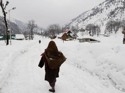 Das Dorf Gagangeri, 80 Kilometer nördlich von Srinagar, im indischen Teil von Kaschmir: Bei einem Lawinenabgang sind mindestens 12 indische Soldaten in ihrem Camp getötet worden. Foto: Faruk Khan Kaschmir