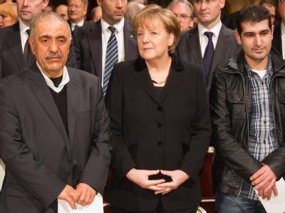 Bundeskanzlerin Merkel mit Ismail Yozgat (l.) und Turgut Yozgat, Vater und Bruder eines Opfers aus Kassel während der Gedenkveranstaltung für die Opfer rechtsextremistischer Gewalt im Konzerthaus am Gendarmenmarkt in Berlin. Foto: Michael Kappeler. Gedenkveranstaltung