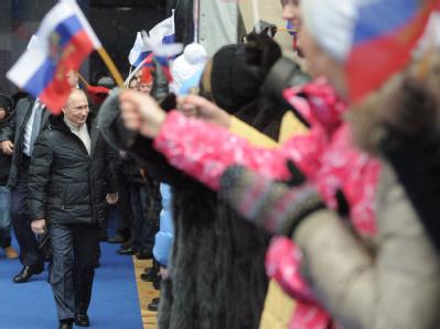 Der Ex-Geheimdienstchef Putin will am 4. März nach 2000 und 2004 erneut zum Präsidenten gewählt werden. Foto: Alexey Druzhinyn / Government Press Service Pool Putin trifft Fans
