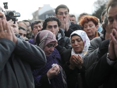 Die türkische Gemeinde Kassels betet am 10.12.2011 vor dem Tatort, an dem 2006 das letzte Opfer der Neonazi-Mordserie zu beklagen war. Unter ihnen die Mutter des Opfers, Ayse Yozgat (3.v.l). Foto: Uwe Zucchi Trauer