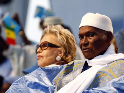 Amtsinhaber Abdoulaye Wade (r, mit Frau Viviane) stellt sich zum dritten Mal zur Wahl - Ausschreitungen waren die Folge. Foto: Nic Bothma Abdoulaye Wade