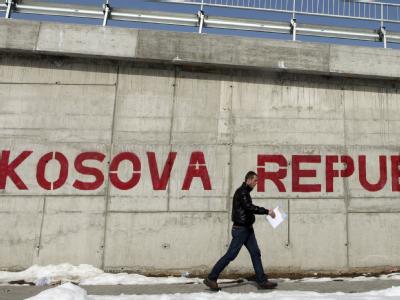 Kurz vor einem entscheidenden Treffen der EU-Außenminister vereinbarten Serbien und das Kosovo einen Formelkompromiss. Er löst den Streit um die Kosovo-Unabhängigkeit nicht. Aber er soll den Weg zur EU öffnen. Foto: epa/Valdrin Xhemaj Serbien und Kosovo einigen sich