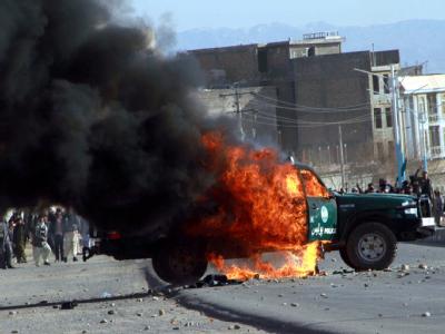 Die Gewalt und die Proteste nach der Koranverbrennung in Afghanistan ebbt nicht ab. Foto: Jalil Rezayee/Archiv Brennendes Auto