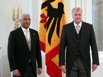 Bundesratspräsident Horst Seehofer (CSU) empfängt im Schloss Bellevue in Berlin den Botschafter der Republik Trinidad und Tobago, Garvin Edward Timothy Nicholas. Foto: Wolfgang Kumm Seehofer empfängt Botschafter