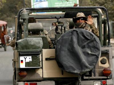 Soldaten des deutschen ISAF-Kontingents bei einer Streifenfahrt in Talokan. Foto: Maurizio Gambarini/Archiv Bundeswehr zieht sich zurück