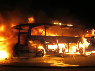 Insgesamt wurden acht Jugendliche bei dem Unglück verletzt, teilte die Feuerwehr mit. Foto: Polizeiinspektion Heidekreis dpa Brennender Bus