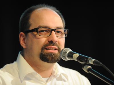 Der neue Vorsitzende der Berliner Piraten, Hartmut Semken, spricht auf dem Landesparteitag in Berlin. Foto: Hannibal Landesparteitag Berliner Piraten