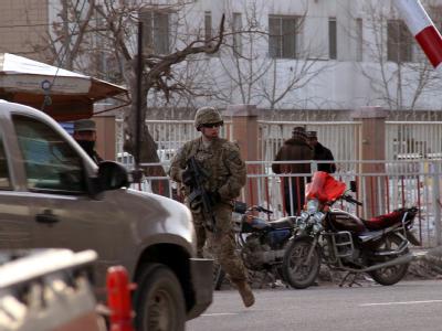 Ein US-Soldat vor dem Eingang zum afghanischen Innenministerium in Kabul: In diesem Gebäude wurden zwei westliche Militärberater tot aufgefunden. Foto: S. Sabawoon Innenministerium Kabul
