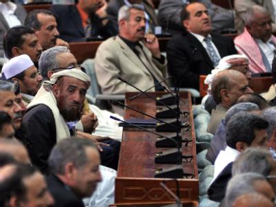 Parlamentarier im Jemen lauschen ihrem neu gewählten Präsidenten Abdo Rabbo Mansour Hadi. Foto: Yahaya Arhab. Parlamentarier im Jemen