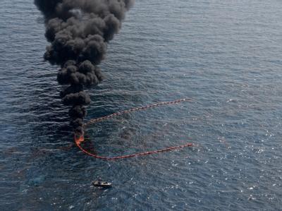 Ein Schiff versucht, den Ölteppich mit einem kontrollierten Brand einzudämmen. Foto: Dan Anderson/ Archiv Kontrolliertes Abbrennen des Ölteppichs