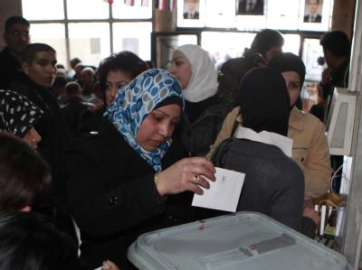 Eine Syrerin gibt ihr Votum ab. Mehr als 15 Millionen Syrer sind zur Abstimmung über eine neue Verfassung aufgerufen. Foto: Youssef Badawi Referendum