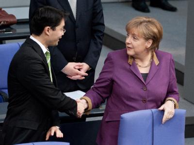 FDP-Chef Philipp Rösler und Bundeskanzlerin Angela Merkel vor der Abstimmung über das Hilfspaket. Foto: Robert Schlesinger Im Bundestag