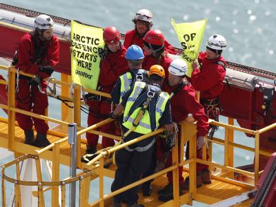 Sechs Greenpeace-Aktivisten werden auf einem Bohrturm in Neuseeland festgenommen. Foto: Greenpeace Greenpeace-Aktion