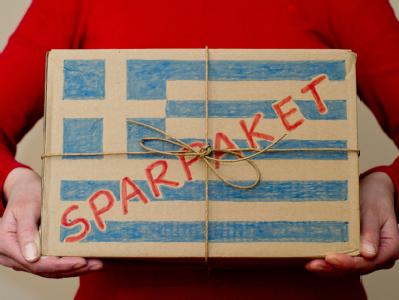Das zweite Griechenland-Paket umfasst Hilfen in Höhe von 130 Milliarden Euro - ist also deutlich größer als dieser Karton. Foto: Patrick Pleul Griechenland-Hilfspaket