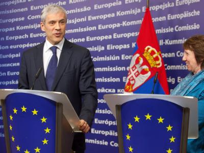 Für Serbien ist der Status als Beitrittskandidat für die EU nur noch eine Formsache: Serbiens Präsident Boris Tadic und Catherine Ashton nach dem Treffen in Brüssel. Foto: Olivier Hoslet Boris Tadic in Brüssel