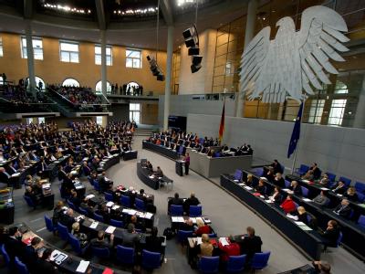 Bundeskanzlerin Angela Merkel spricht im Plenum des Bundestages in Berlin. Foto: Tim Brakemeier Bundestag berät über Finanzhilfen für Griechenland