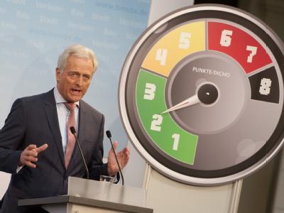 Die Bundesvereinigung der Fahrlehrerverbände kritisiert das neue Punktesystem für Verkehrssünder da schwerwiegende Delikte wie eine hohe Geschwindigkeitsübertretung oder die Tötung eines kleinen Kindes mit nur zwei Punkten geahndet werden sollen. Foto: S Neues Punktesystem