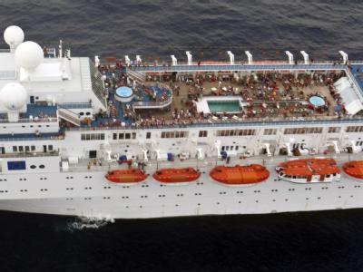 Die Reederei beruhigt: Nach dem Feuer auf dem Kreuzfahrtschiff «Costa Allegra» laufe dort alles nach Plan. Die Ankunft des Havaristen auf den Seychellen verzögert sich aber leicht. Foto: Indian Navy via Seychelles «Costa Allegra»