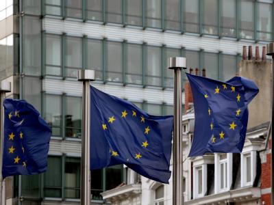 Fahnen wehen vor dem EU-Gebäude in Brüssel: Die EU-Regierungen haben ihre Botschafter aus Weißrussland «zu Konsultationen» in die Hauptstädte zurückgerufen. Foto: Olivier Hoslet Vor EU in Brüssel