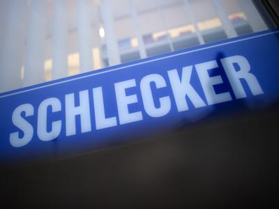 Mehr als die Hälfte der rund 30 000 Arbeitsplätze bei Schlecker werden gestrichen. Foto: Arno Burgi Schlecker-Filiale