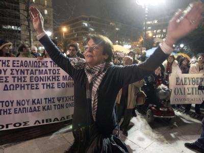 Teilnehmer einer von den Gewerkschaften organisierten Demonstration in Athen am Mittwochabend. Foto: Simela Pantzartzi Protest in Athen