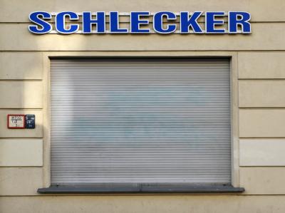 Rolläden unten: Blick auf eine Filiale der Drogeriekette Schlecker in Berlin. Foto: Soeren Stache Schlecker