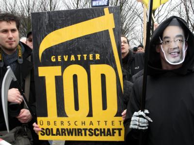 Die Kürzungen in der Solarbranche sind umstritten. Foto: Wolfgang Kumm Demonstranten der Aktionsgruppe Campact