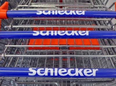 Die insolvente Drogeriekette Schlecker schließt jede zweite Filiale und streicht kanpp die Hälfte der Arbeitsplätze. Foto: Stefan Puchner Schlecker schließt jede zweite Filiale