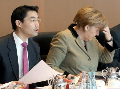 Bundeskanzlerin Angela Merkel (CDU) und Bundeswirtschaftsminister Philipp Rösler (FDP) zu Beginn der Kabinettssitzung im Bundeskanzleramt in Berlin. Foto: Wolfgang Kumm Rösler und Merkel