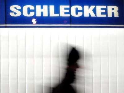 Eine Schlecker-Filiale in Düsseldorf. Insgesamt sollen lediglich rund 13 500 Arbeitsplätze erhalten bleiben. Foto: Martin Gerten Schlecker