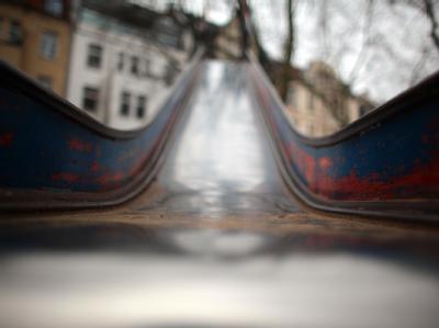 Eine Rutsche auf einem Kinderspielplatz. Foto: Oliver Berg Kinderspielplatz
