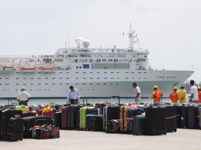 Ende einer Kreuzfahrt: Die Koffer der von Bord gegangenen Passagiere am Hafenkai. Foto: Laurent Levy Koffer