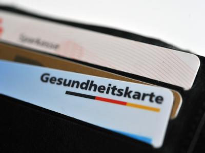Jeder Erwachsene soll demnach künftig regelmäßig gefragt werden, ob er zur Organspende bereit ist. Die Menschen sollen «Ja», «Nein» oder «Ich weiß nicht» antworten können. Foto: Bernd Thissen Organspende