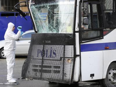 Ein Mannschaftsbus der türkischen Polizei wurde bei einem Bombenanschlag schwer beschädigt. Foto: Burak Akbulut/Anadolu Agency Explosion in Istanbul