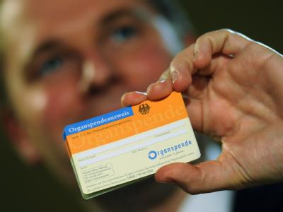 Gesundheitsminister Bahr (FDP) präsentiert einen Organspendeausweis. Foto: Hannibal Organspendeausweis