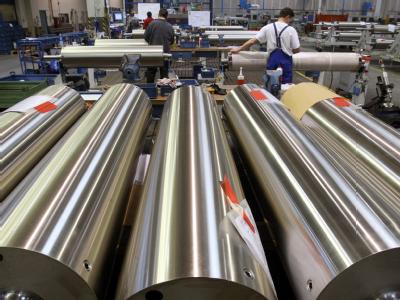 Montagehalle eines Druckmaschinenherstellers: Hoch qualifizierte Ausländer sollen angesichts des Fachkräftemangels künftig leichter eine Stelle in Deutschland antreten können. Foto: Karl-Josef Hildenbrand/Archiv Maschinenbau