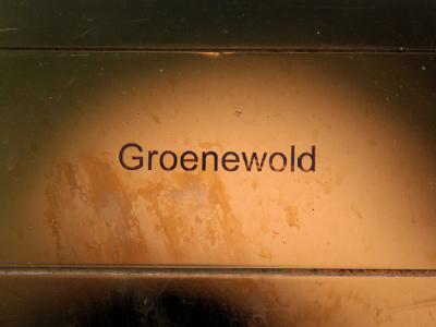 Namensschild vor der Groenewold-Villa. Im Zuge der Ermittlungen gegen Ex-Bundespräsident Wulff hat die Staatsanwaltschaft Räume des Filmproduzenten David Groenewold durchsucht. Foto: Wolfgang Kumm Namensschild Groenewold