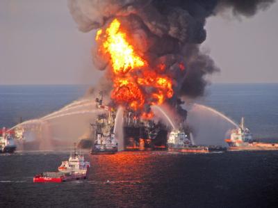 Löscharbeiten nach dem Brand auf der Ölbohrplattform Deepwater Horizon im Golf von Mexiko. Foto: US Coast Guard/ Archiv Löscharbeiten
