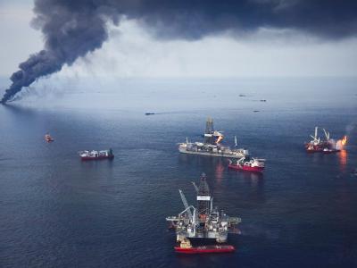 Insgesamt rechnet BP mit Kosten in Höhe von alles in allem 37,2 Mrd Dollar für die Folgen des Öl-Desasters. Foto: Bevil Knapp Löscharbeiten